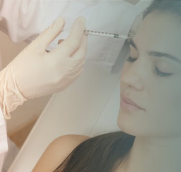 Mujer siendo inyectada con ácido hialurónco