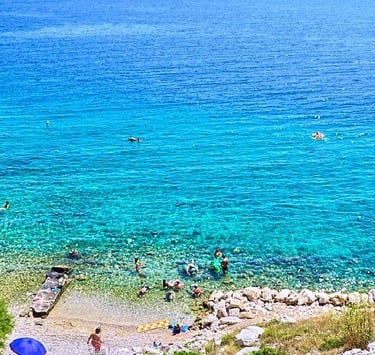 The photo shows Vojskovo beach in Lokva Rogoznica from another angle.