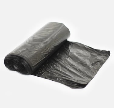 Rolo de sacos para lixo preto no fundo branco.