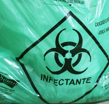 Detalhe da simbologia do saco hamper verde