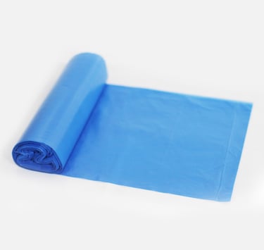 Rolo de sacos para lixo azul no fundo branco.