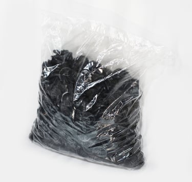Pacote de fechos de plástico preto no fundo branco.