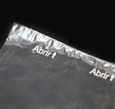Detalhe do plástico com os escrito "abrir".