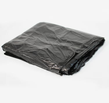 Sacos para lixo dobrados no fundo branco.