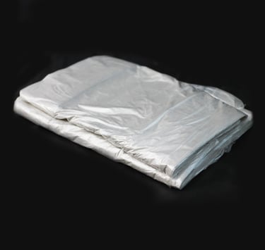 Saco para lixo transparente dobrado.