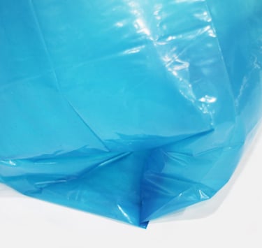 Detalhe do saco para lixo azul.
