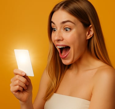 Mujer sonriente sostiene la Glow Card de AR Clinic, símbolo de ofertas en tratamientos estéticos.