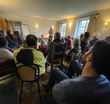 groupe de gens lors d'une conférence 