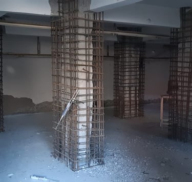 Bir yapının güçlendirme ve onarım aşamalarını gösteren fotoğraf.