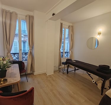 Table de massage prête, linge propre au cabinet Terapya