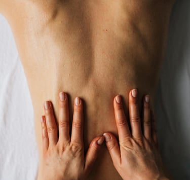 Massage du dos aux huiles, pression douce et enveloppante