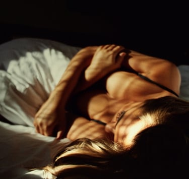 Woman in bed, suffering from dyspareunia.