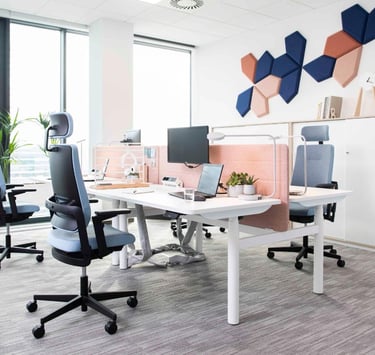bureau réglable en hauteur en open space, mobilier de bureau de qualité