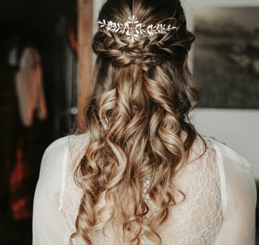 une femme avec une coiffure de mariage avec un tipper