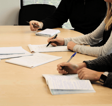 réunion de personnes qui écrivent
