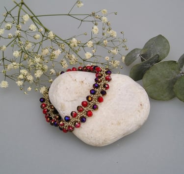 Un bracelet de perles rouges et violettes au crochet