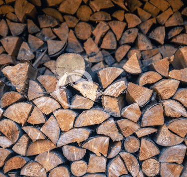 une pile de bûches empilées les unes sur les autres