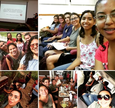 Excursión universitaria con un grupo de estudiantes felices