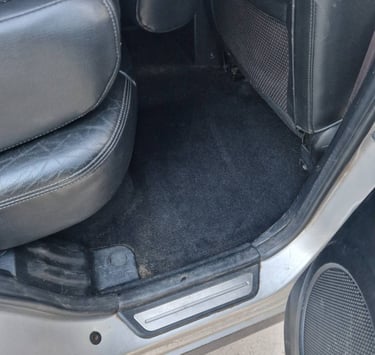 Wnętrze samochodu terenowego po upraniu odkurzaczem piorącym Numatic z dojazdem do klienta gratis