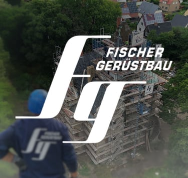 Logo Fischer Gerüstbau vor der Rüstung einer alten Villa im Hintergrund
