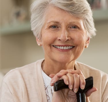 Senior heureuse et détendue après une séance d'ostéopathie proche de Cadillac