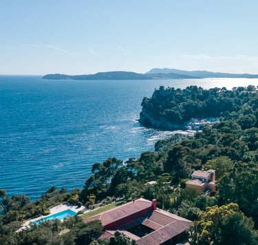 Vue aérienne par drone d’un paysage varois, photo professionnelle