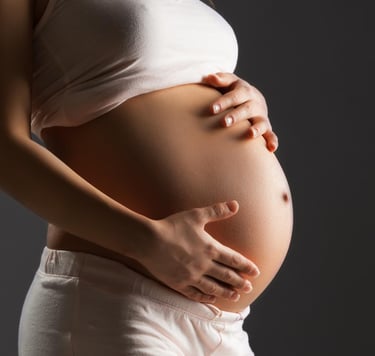 Femme enceinte après une séance d'ostéopathie obstétrique au cabinet de Rions 