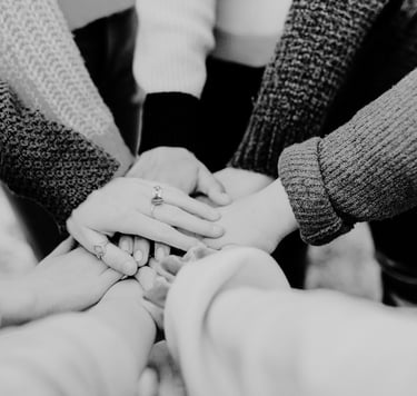 Photo de mains de plusieurs personnes jointes