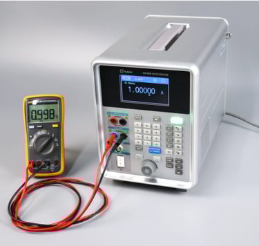 Calibrador multiproducto para calibrar multímetros de 4.5 dígitos en laboratorio de metrología 