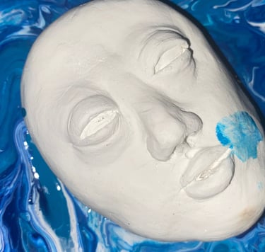 une sculpture blanche qui émerge des eaux