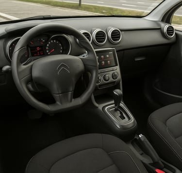 Interior do Citroën C3 2018, mostrando volante, painel, central multimídia e acabamento em preto