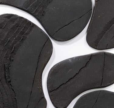 estelle del artiste détail de sculptures terres murales en terre noire