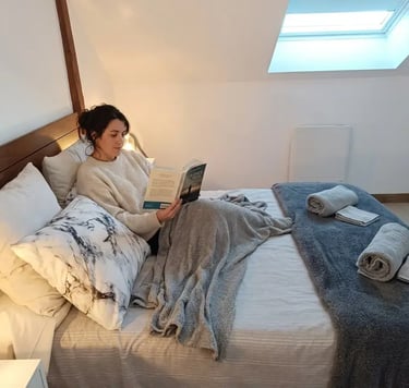 Moment de lecture et détente dans la chambre parentale du Gîte Bricabroc au Lude
