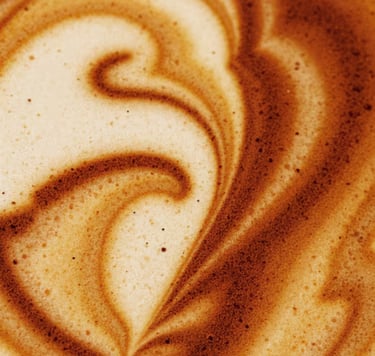 Cappuccino un latte dzērieni kafijas tirdzniecības automātā