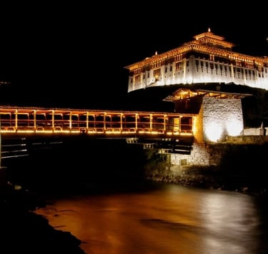 night-photography-with-cantillever-brdige-rinpung-dzong-fortress-national-museum-in-paro-valley