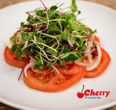 Plato servido con germinados frescos.