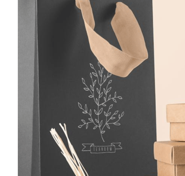 Juodas maišelis su įvertomis rankenomis ir logotipu