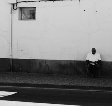 streetphotography, photo in black and white, spontaneous photography