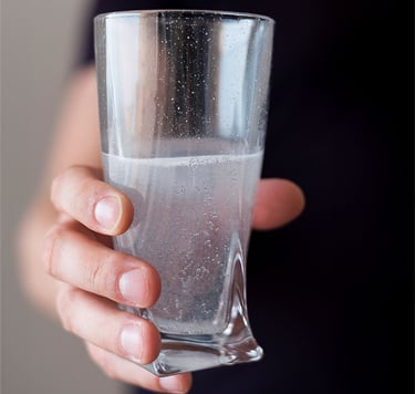 vaso con agua turbia