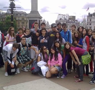 Un grupo de estudiantes internacionales posando para una foto en Trafalgar Square, en Londres.