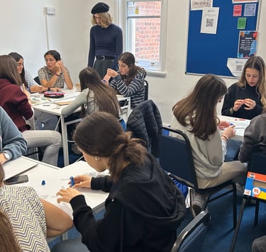 Los alumnos participan en un taller de artes creativas en el aula.