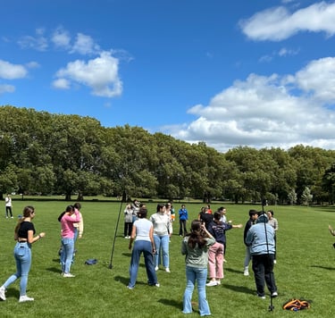 Un grupo de estudiantes que participan en juegos de trabajo en equipo al aire libre en un parque 