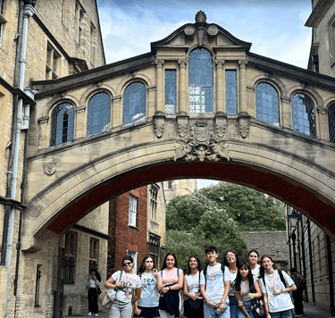 Estudiantes bajo el Puente de los Suspiros en el Hertford College, de la Universidad de Oxford 