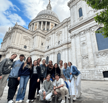 Un grupo de jóvenes estudiantes frente a la histórica catedral de San Pablo de Londres.