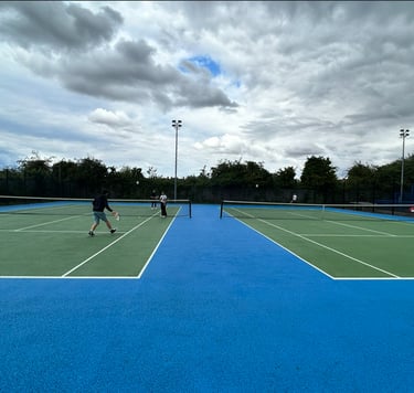 Estudiantes jugando al tenis en Oxford