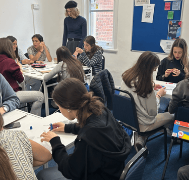 Los alumnos participan en un taller de artes creativas en el aula.