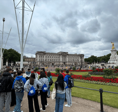 Un grupo de estudiantes contemplando el Palacio de Buckingham y el Monumento a Victoria en Londres 