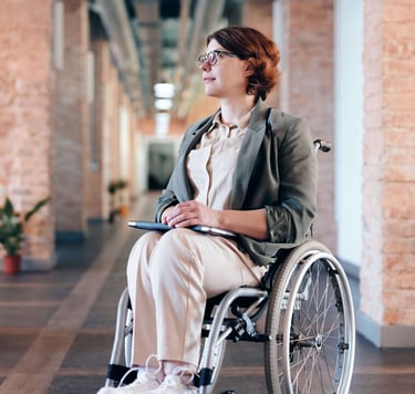 Personne en situation de handicap détendue après une séance d'ostéopathie proche de Cadillac