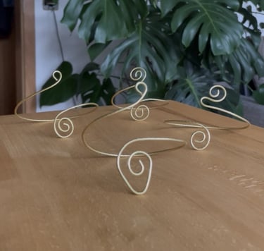 Armreifen aus goldenem Draht gebogen