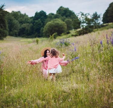 Petite fille et sa mère courant dans un champs